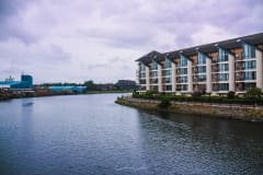 Ruas de Belfast junto ao rio Lagan