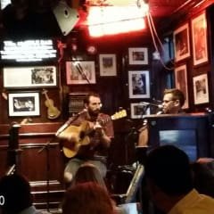 The Temple Bar, as despedidas e um pouco de música ao vivo.