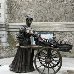 Monumento a Molly Malone figura tipica da cidade. De dia vendedora de fruta, á noite vendedora de sonhos