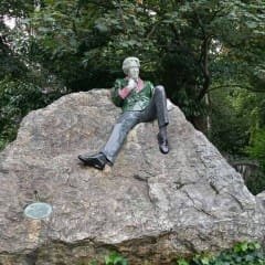 Monumento a Oscar Wild no jardim de Merrion Square