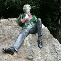 Monumento a Oscar Wild no jardim de Merrion Square