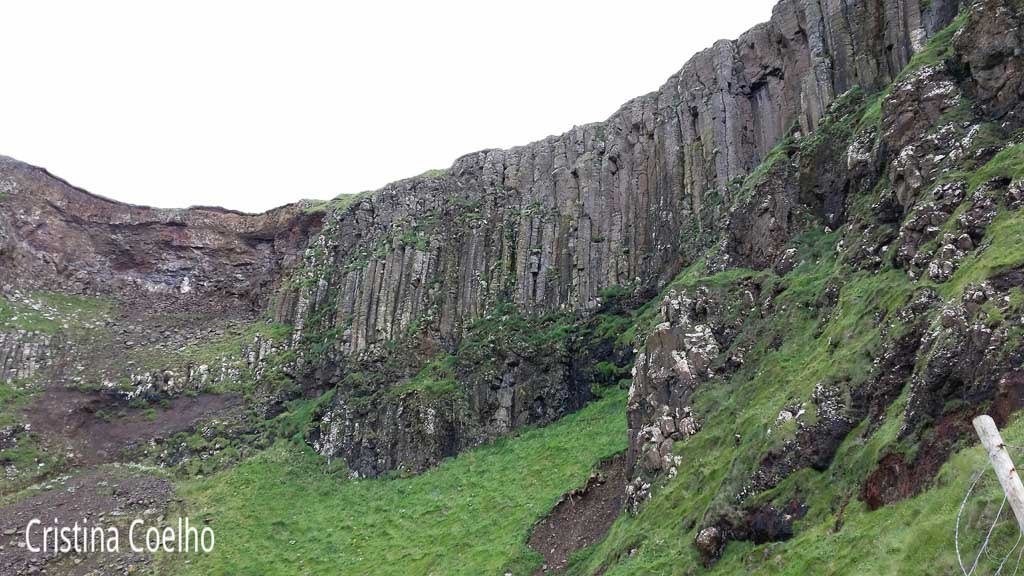 Formações rochosas nas falésias envolventes de Causeway identicas ás encontradas na Rocha dos Bordões na Ilha das Flores - Açores
