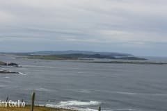 Vista das ilhas Inishsirrer e Inishmeane da estrada R257 em Brinlack