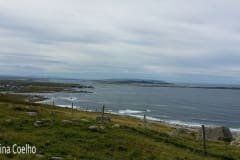 Vista das ilhas Inishsirrer e Inishmeane da estrada R257 em Brinlack