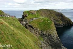 Carrick-a-rede rope bridge e Rocky Island com a Rathlin Island ao fundo