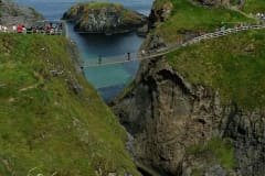 Carrick-a-rede rope bridge que liga a falésia á Rocky Island