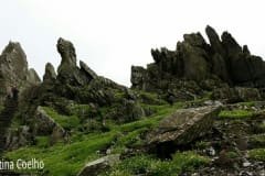 Penhascos que protegem o mosteiro dos ventos e dos olhos de quem passa. - Skellig Michael