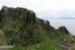 Vista do penhasco que protege o mosteiro e parte da escada em pedra. Ao fundo a Irlanda - Skellig Michael